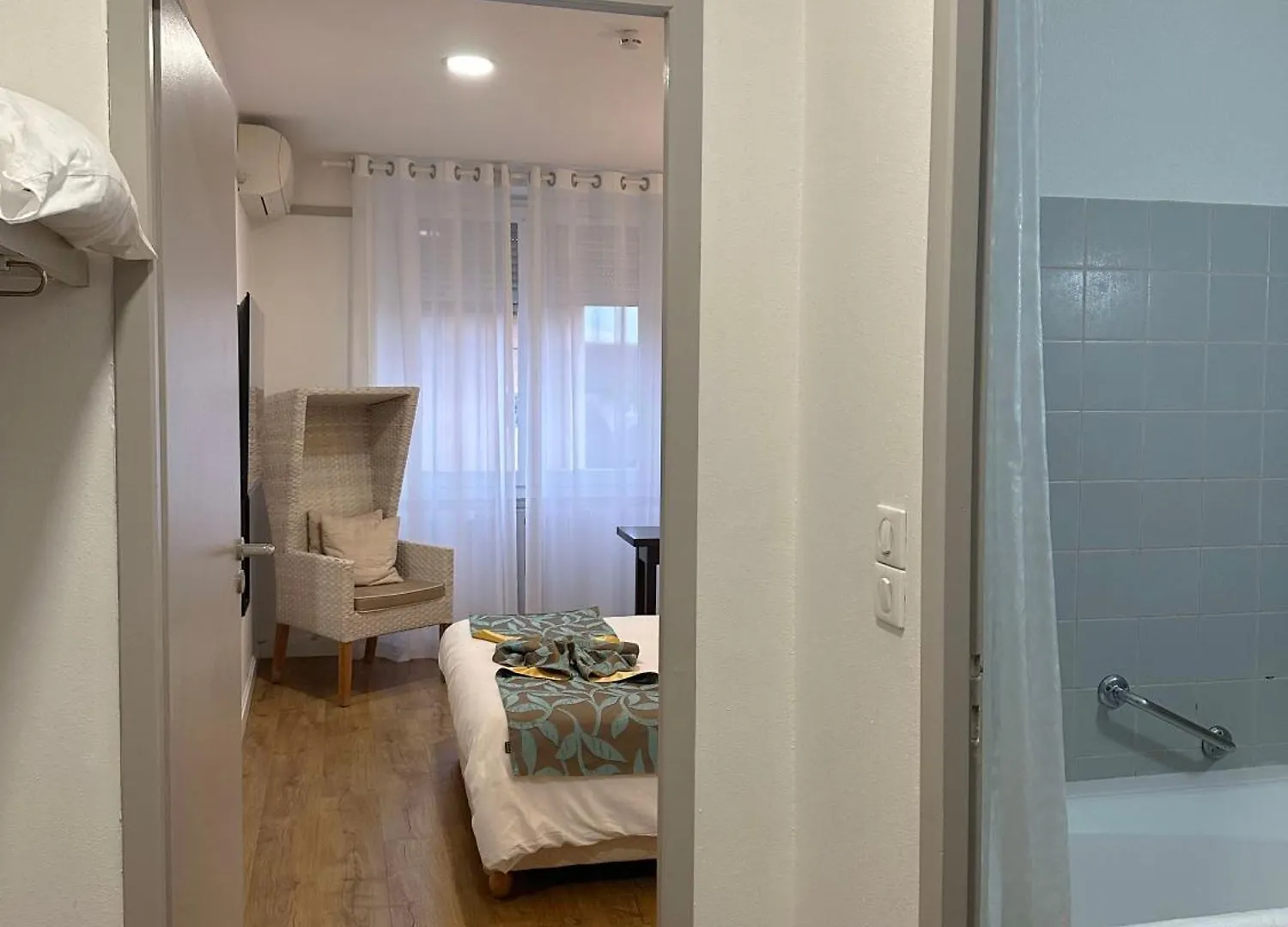 L'Embleme - Boutique Hotel Beaurepaire  0*, Beaurepaire (Isere) Frankrijk